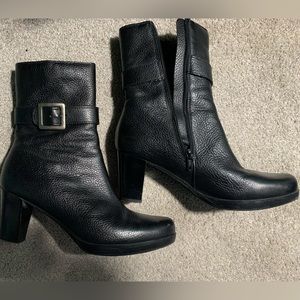 Black leather ankle boots. La Canadienne. 8.5. Good condition!